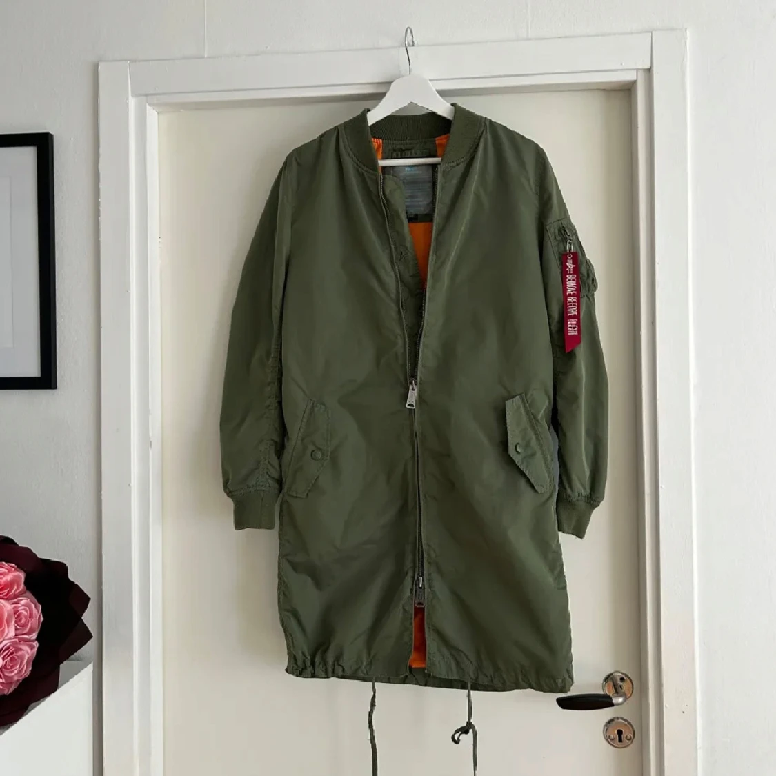 Olivgrön lång bomberjacka Alpha Industries