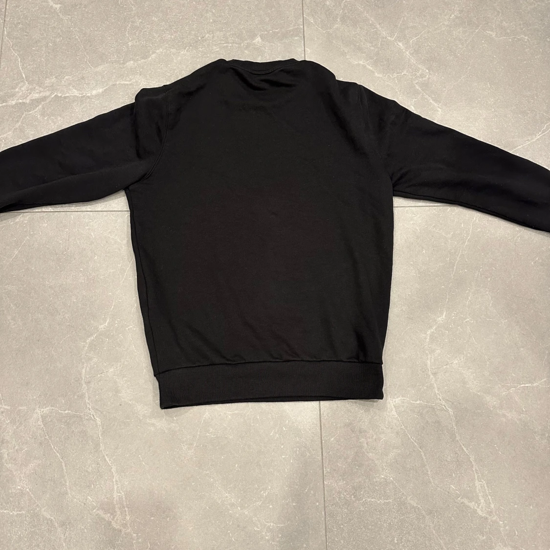 Svart sweatshirt från Lyle & Scott - 1