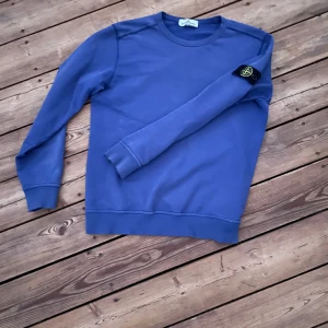 Blå stone Island tröja - Säljer min stone Island tröja för att den har nyss växt ur mig och jag är 175 för de som undrar. Lite sliten vid muddarna men synd inte så mycket när den väl är på. Fråga ifall ni vill ha extra bilder! Pris kan diskuteras. Köp gärna via instabox! Annars går PostNord också bra. 
