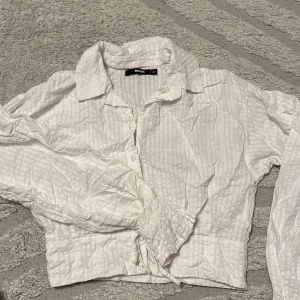 Skjorta - Skjorta med knappar. Knytning vid ärmerna