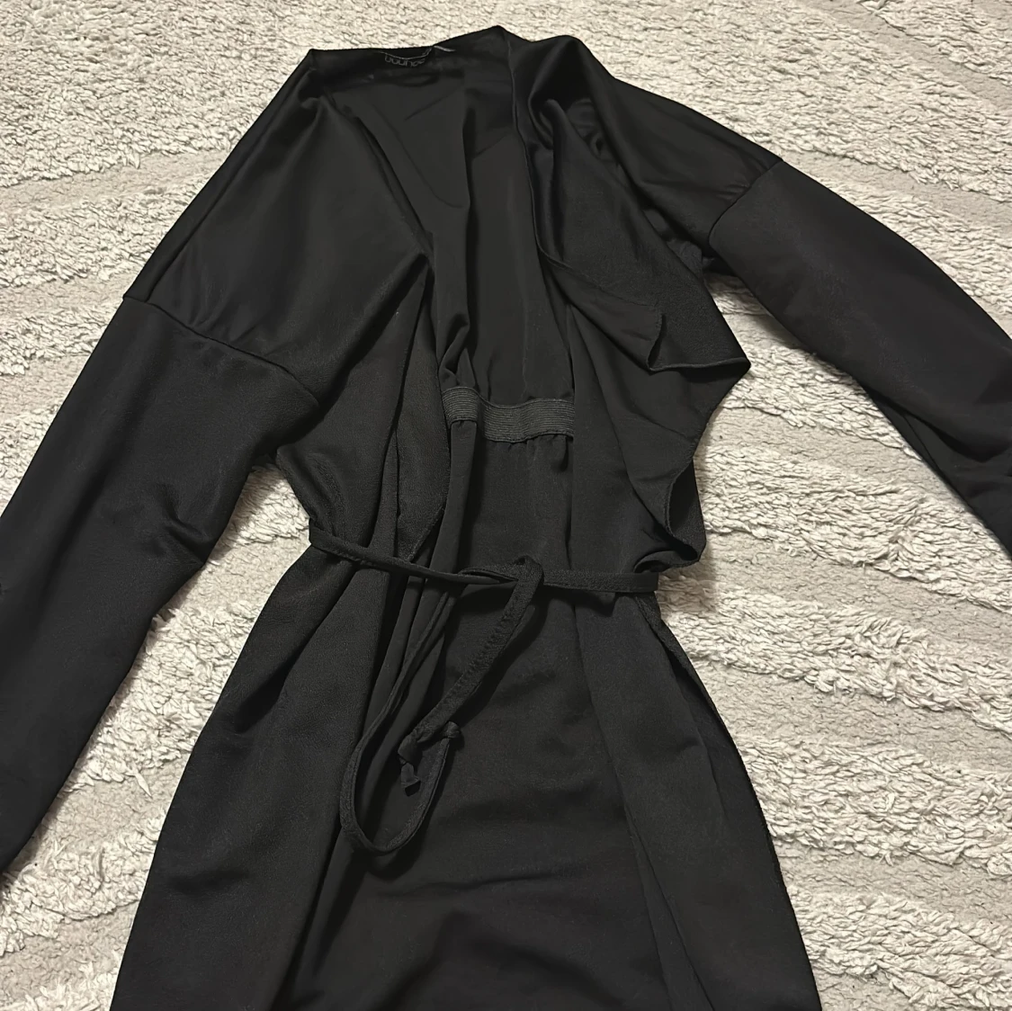 Svart omlott kappa med bälte