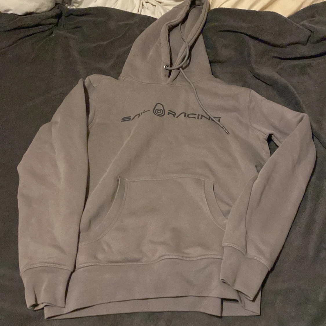 Grå hoodie från Sail Racing