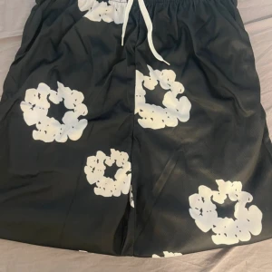 Denim tears shorts  - Hej säljer att par denim tears shorts som är endast testade!