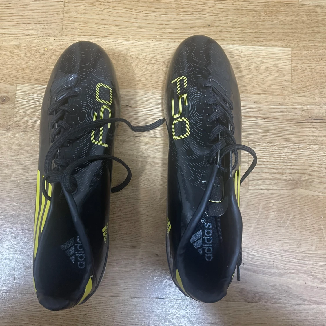 Adidas F50 svarta fotbollsskor strl 43