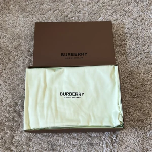 Svarta burrbery tofflor - Riktigt snygga tofflor och helt nya. De går o pruta 