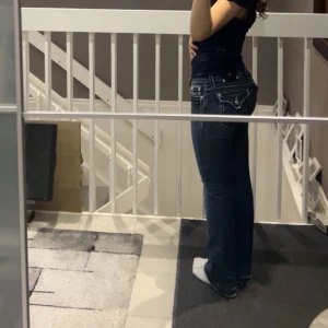 Miss me jeans  - Säljer nu mina lågmidjade bootcut miss me jeans. Små defekter men inget märkvärdigt. De är upsträttqde längst ned och sitter bra k längden på mig som är runt 161cm 