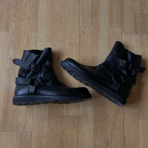 AW/16 Yohji yamamoto Pour Homme boots - Yohji yamamoto kalvskinn boots med remmar. De kommer ifrån Autumn/Winter 2016. Lägger ut för att se om någon är intresserad. satt pris, kommer inte ändras.