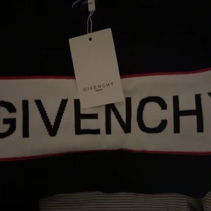 Givenchy tröja  - Helt ny med prislapp vill ej behålla skriv om du är intresserad kan lätt gå ner i väldit bra pris