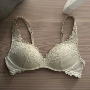 Intimissimi bh - Vit/beige bh från intimissimi🩷superbra skick