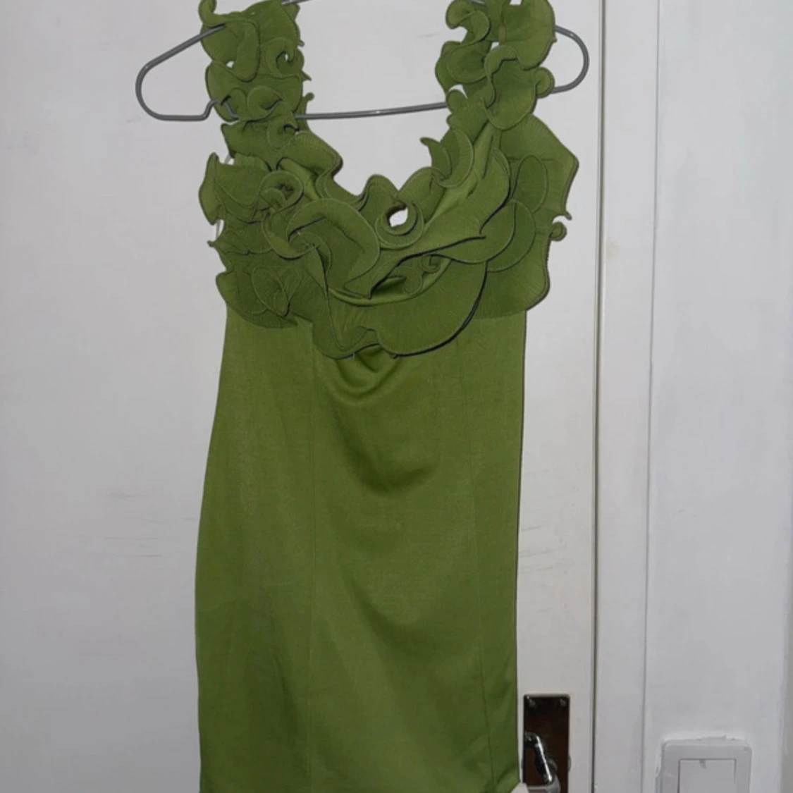 Grön kort klänning med volang - 1