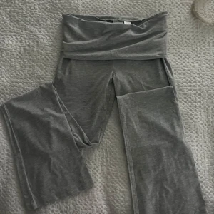 Grå yogapants - Supersköna yogabyxor från Gina🩷nyskick med lappen kvar då jag inte hann lämna tillbaka dom i tid🥰storlek 158/164 fast i tall modell