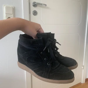 Svarta pavementskor - Säljer dessa jättefina kilklacksskor från pavement i storlek 37. Dessa passar även mig som har storlek 38. Jag säljer dom för 1000 kr då nypris är 1699kr. De är i fint skick! Hör av vid frågor💛