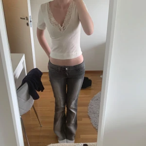 Weekday jeans - Säljer dessa populära gråa jeansen från weekday med en jättefin design. Jag har sytt upp dom så de passar mig som är ungefär 167 cm lång. De är i storlek 28/32 men är stretchiga. Hör av vid frågor!💛