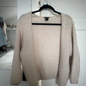 Stickad cardigan  - Jätte populär kofta/cardigan från Lindex❤️använd men i gott skick. 
