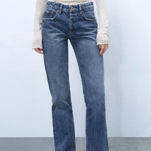Blå super fina Zara jeans! - Klassiska Zara jeans mellanblå tvätt med raka ben och medelhög midja. Jag älskar dessa jeansen men de har tyvärr blivit för små