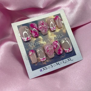 PinkFluer (XS);Short Coffin - Set med handgjorda press-on naglar i nude och rosa toner med vita detaljer, 3D-blommor och silvriga dekorationer. Mix av fransk design och swirl-mönster. Naglarna är i storlek XS: 14 mm, 11 mm, 11,5 mm, 10 mm, 8 mm, och har en glansig finish. Perfekt för dig som vill ha unika och kreativa naglar.