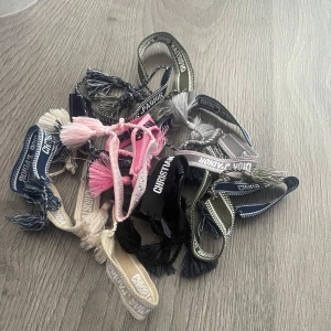Dior armband  - Kolla min profil för dior armband i massa färger. OBS KÖP INTE DENNA ANNOS.❌❌🛑
