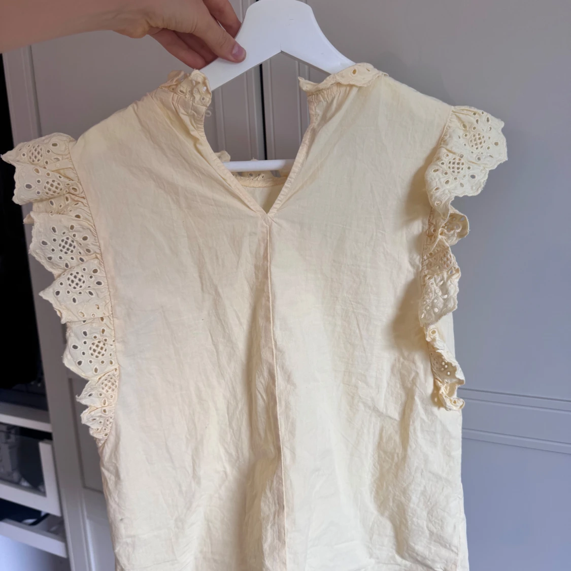 Gul blus med volang och spetsdetaljer - 1