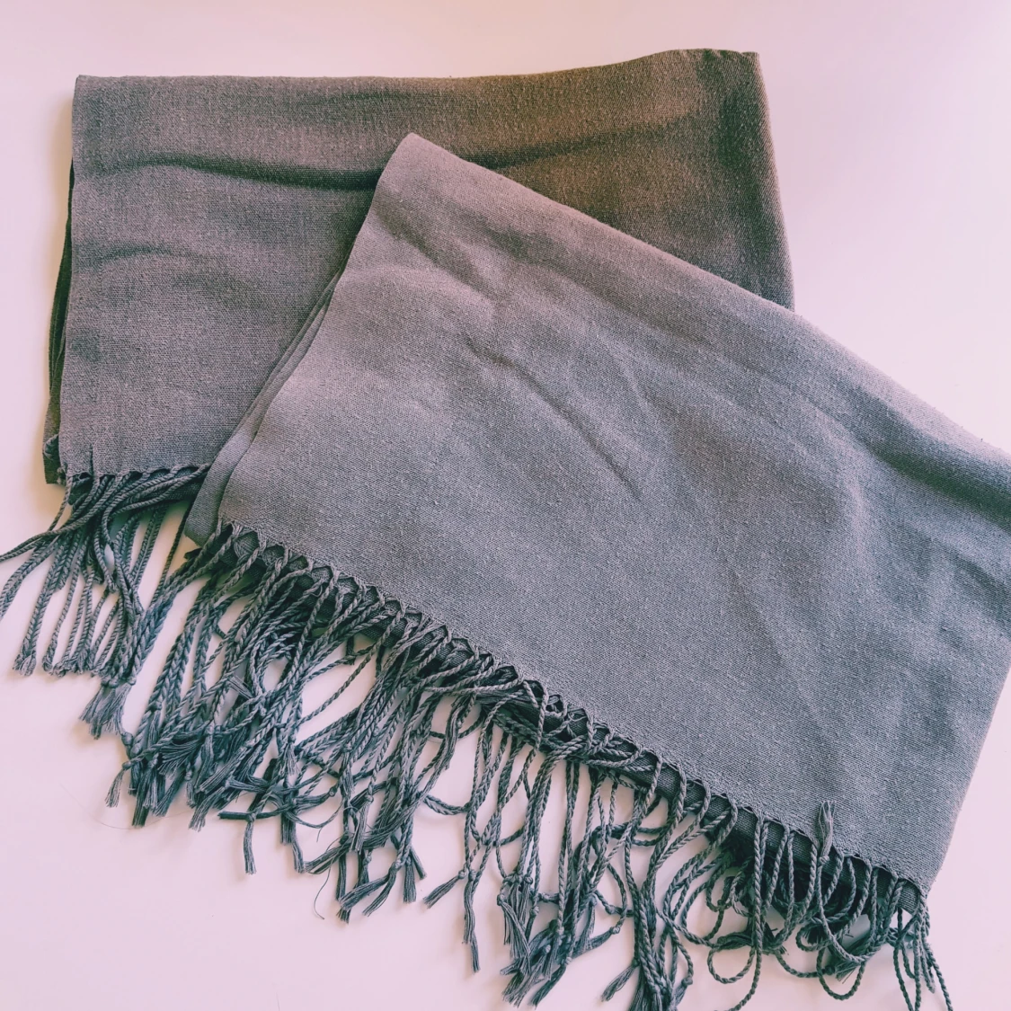 Grå halsduk med fransar - 2