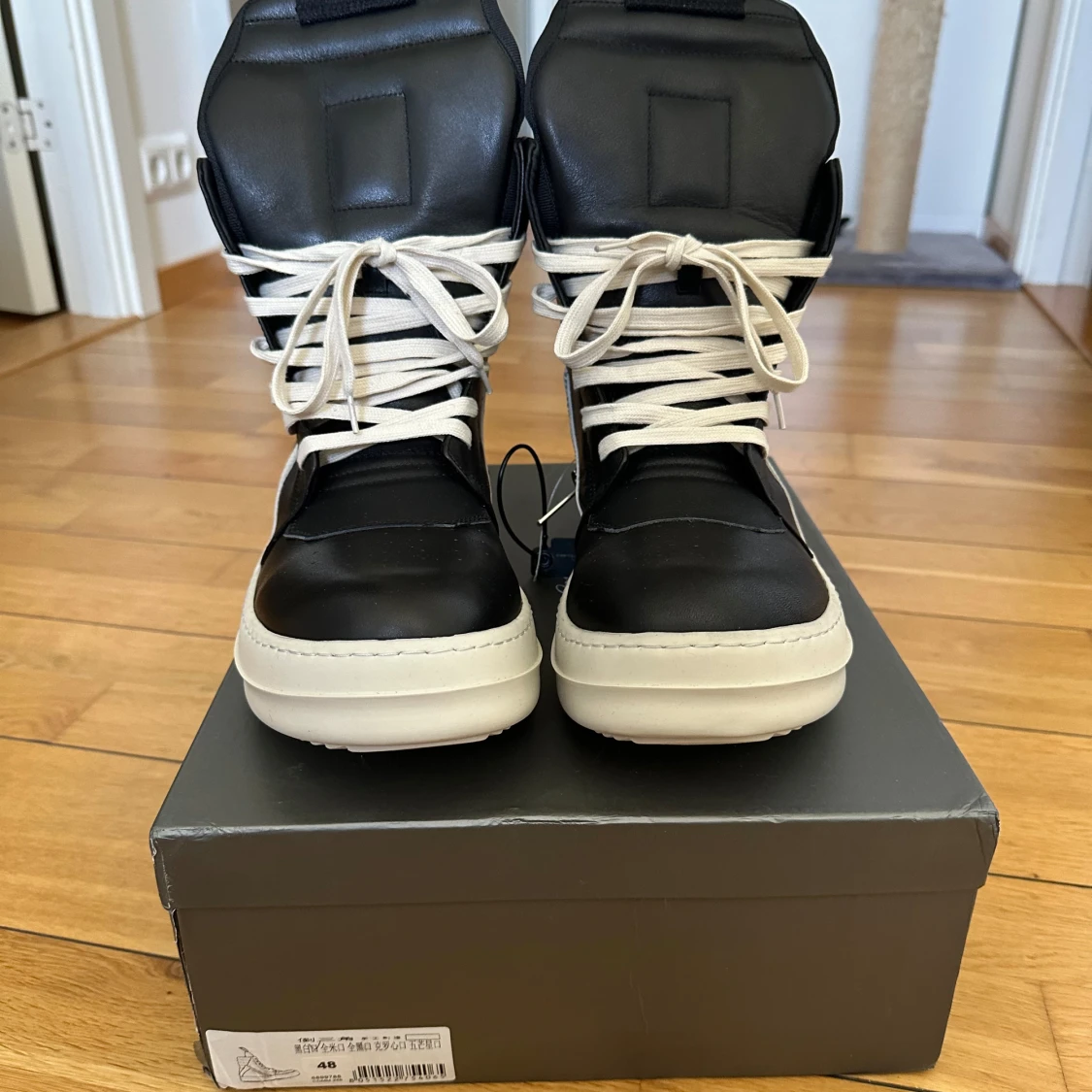 Svartvita high-top sneakers med dragkedja - 1