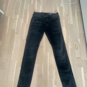 Svarta replay anbass jeans - Replay anbass stl 30/31 slim fit mycket bra skick priset är prutbart köpt från selfridges i London för 1700kr nu endast 800kr