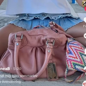 Rosa Marc Jacobs väska  - Sällsynt ljusrosa Marc Jacobs väska i skinn med silverdetaljer. 