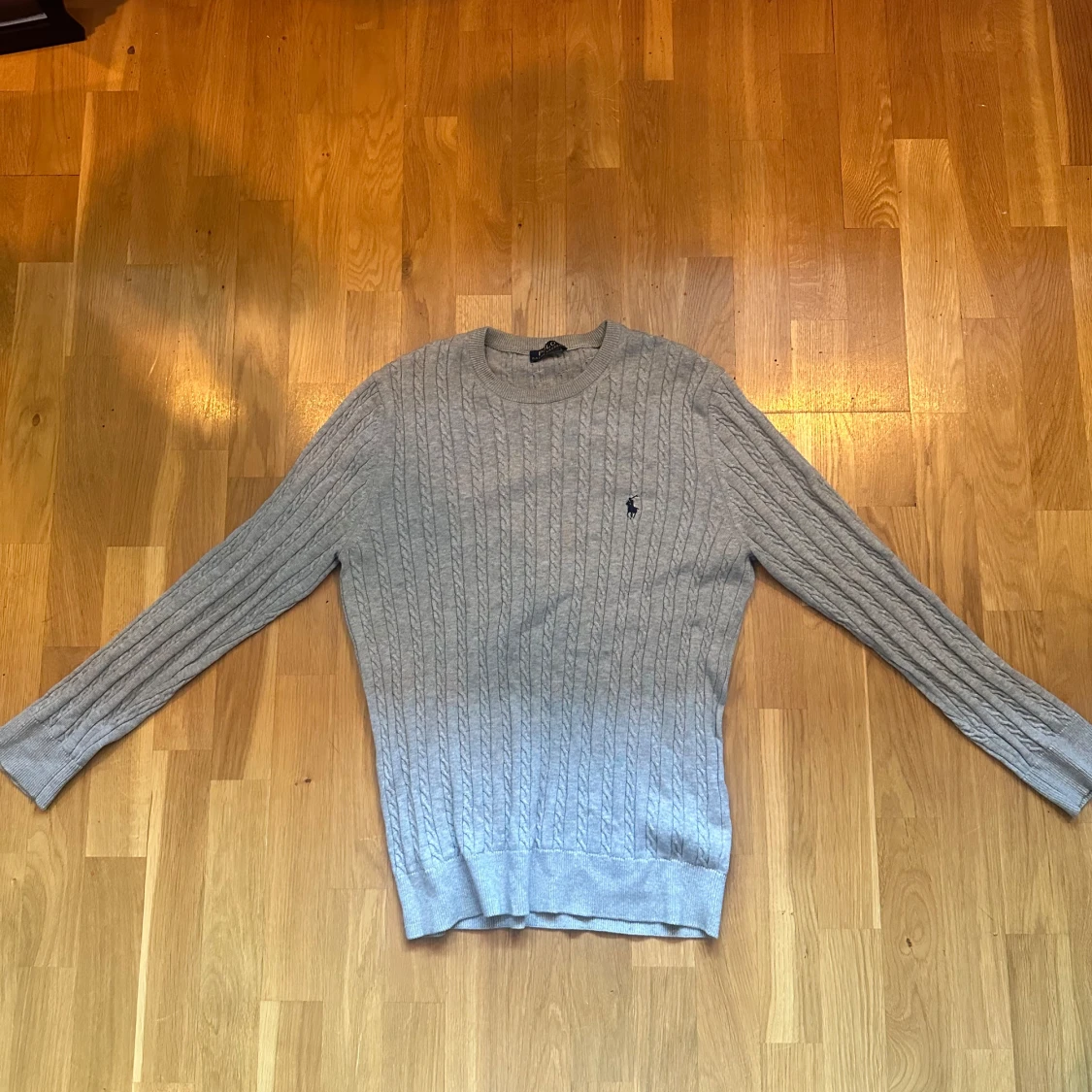 Grå kabelstickad tröja från Ralph Lauren