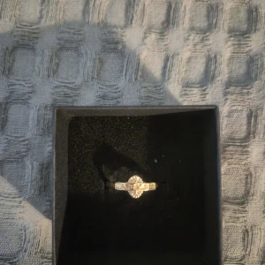 Guld ring  - PRISET GÄLLER ENDAST VID KÖP AV BUNDLE MED SMYCKEN ÖVER 50 KR!!! GRATIS GÅVA MED VARGE ORDER!! Supertrendig stockholmsstil tjejer, ring guld. Gjord av stål, jag svarar och skickar alltid snabbt!