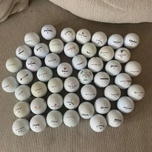 golfbollar  - 48 st golfbollar från olika märken. Främst Titleist, Wilson, TaylorMade och Callaway. Men även några Srixon, Bridgestone och Spalding. De är i fint skick och alla är nytvättade!  Kontakta mig vid frågor, priset kan diskuteras!