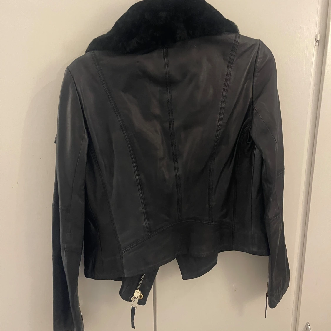 Svart skinnjacka med fuskpäls från Mango - 2