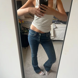 Blå bootcut jeans med låg midja - Säljer ett par blå bootcut jeans med låg midja, som är ifrån Gina💙💙