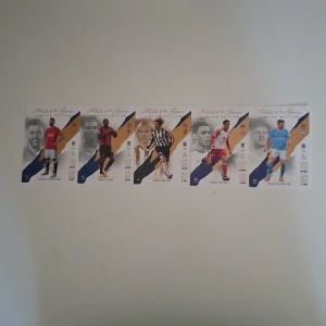 Artists of the Game - Limited Edition - Samlarbok med exklusiva fotbollskort av stjärnor som Bruno Fernandes, Rafael Leão, Pavel Nedvěd, Jamal Musiala och Kevin De Bruyne. Perfekt för unga fans som älskar fotboll och vill ha något unikt i sin samling!