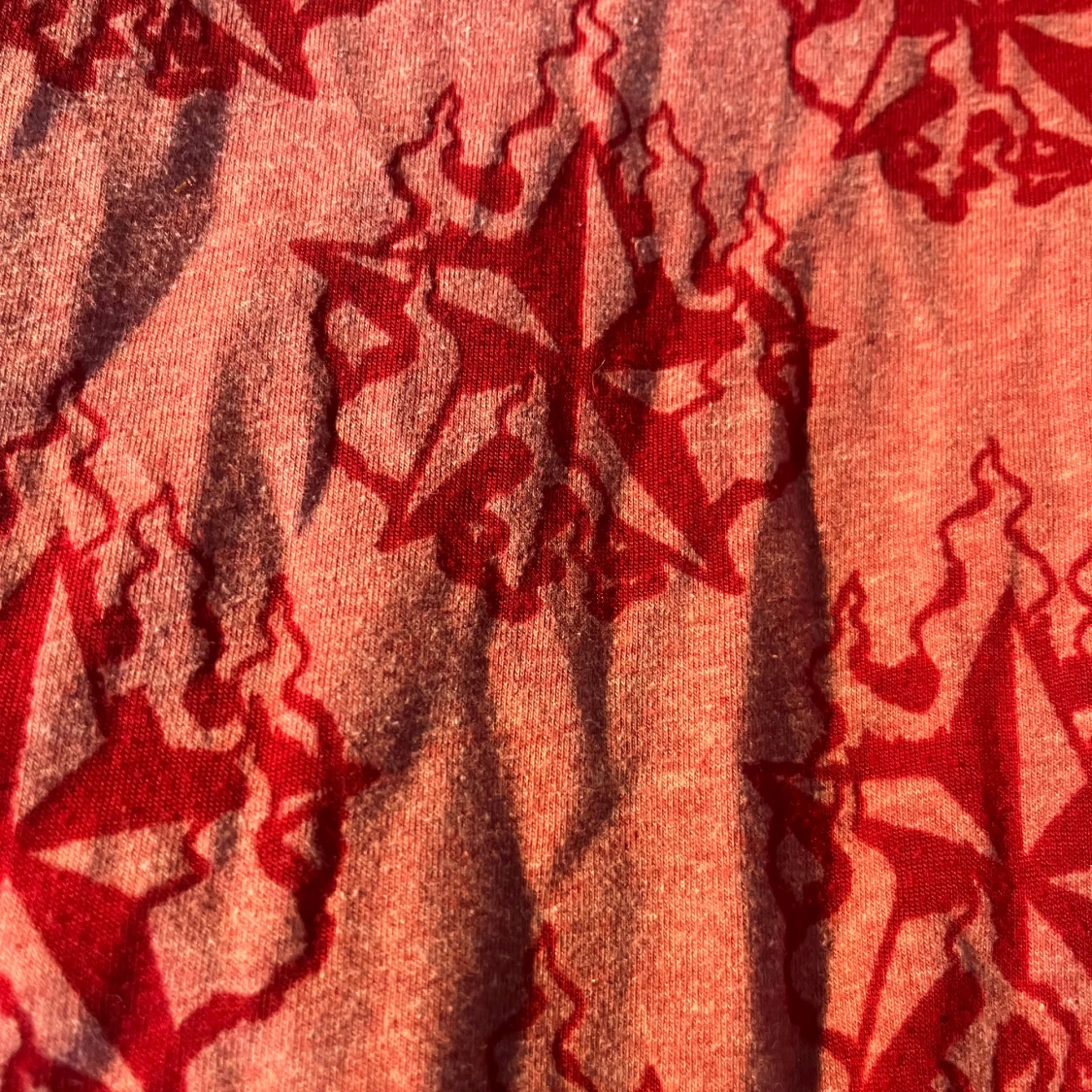 Rosa långärmad tröja med rött mönster - 1