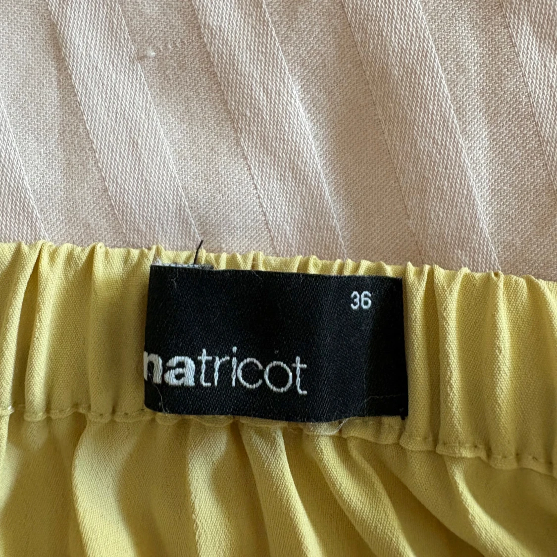 Gul plisserad midikjol - 1