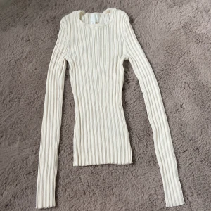 Ribbad vit långärmad tröja H&M XS - Säljer en ribbad långärmad tröja från H&M i storlek XS. Tröjan är vit, har rund halsringning och är figurnära i modellen. Perfekt att styla med jeans eller kjol för en clean look. Materialet är superstretchigt för extra komfort.🤍
