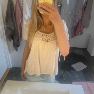 Söt rosa blus med spetsdetalj - Kontakta mig gärna vid frågor❤️kolla även gärna i min profil för andra fina plagg❤️