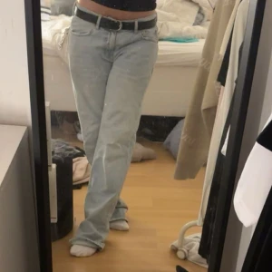Jeans - Tryck gärna på köp nu, säljer för dom är för långa för mig som är 160 så de är lite slitna nertill men det går att klippa bort eller sy upp ifall man stör sig på de💕 nypris 500