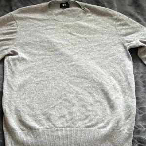 Grå kashmirtröja från Uniqlo Dam XS - Säljer en stilren grå tröja från Uniqlo i 100% kashmir. Tröjan har rund halsringning, långa ärmar och ribbade muddar vid ärmslut och nederkant. Perfekt för dig som gillar en clean och klassisk look med lyxig känsla. 10/10 skick.Tveka inte på att fråga /Vikram