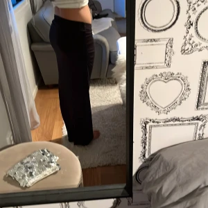 Svart kjol Gina  - Säljer en kjol från Gina Tricot i storlek M. De är tillverkade i ett mjukt, stretchigt material som sitter skönt. Perfekta för dig som gillar en loose och avslappnad stil.