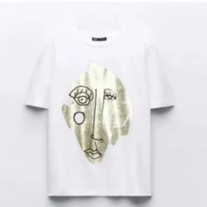 Vit t-shirt med guldtryck ansikte - Vit t-shirt med tryck! Så snygg och gör outfiten mycket snyggare❣️ knappt använd 