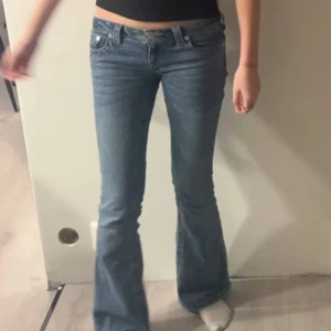 Blå bootcut jeans  - Säljer dessa skit snygga jeans ifrån True religon. Knappt använda därav super fint skick. Nypris 1399kr! Super sköna och låga i midjan! Storlek W26😍😚Pris går att diskutera, fråga vid fler bilder🙏