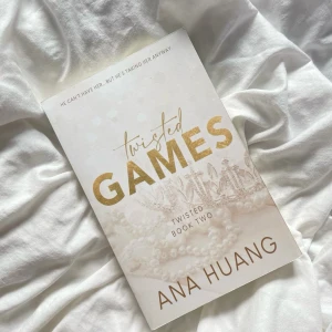 Twisted Games - Jag säljer min helt olästa och orörda twisted games bok. Nypris 230kr och jag säljer för 180kr! 🥰 fråga bara om ni vill ha flera bilder eller så, första bilden är lånad men det är så boken ser ut