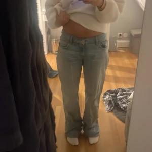 Ljusblå bootcut jeans - Jeans från Zara 💕