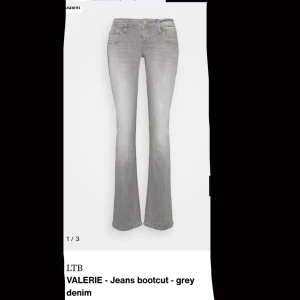 Grå bootcut jeans från LTB - INTRESSEKOLL. Snygga grå lågmidjade bootcut jeans från LTB i modellen VALERIE. Helt slutsålda överallt