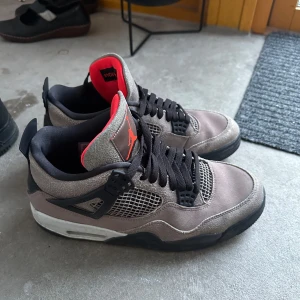 Jordan 4 taupe haze  - Väldigt bra skick köpta från kicknstuff från Göteborg för 5999kr 