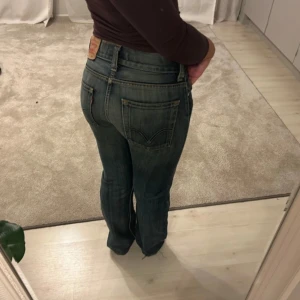 Levi's 506 jeans bootcut blå denim - Säljer ett par klassiska Levi's 506 jeans i blå denim. Modellen har låg midja och bootcut-ben, med snygga slitningar och råa kanter nertill. Jeansen har fem fickor. Perfekta för en avslappnad och cool look. Innerbenslängd 75 cm. Jag är 168 och passar längd på mig. 