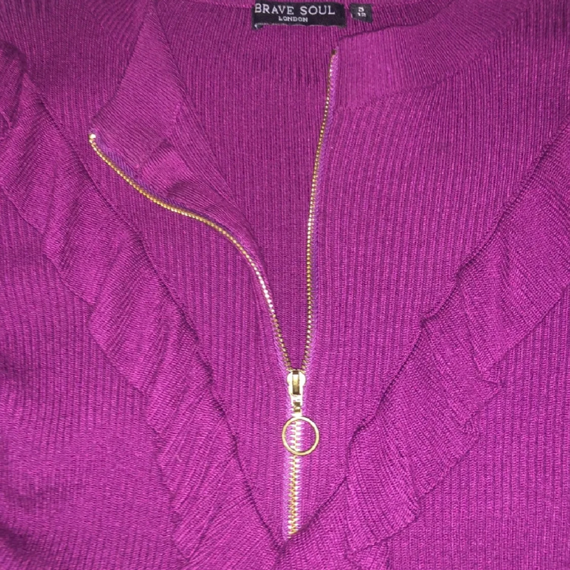 Lila stickad tröja med volang Brave Soul