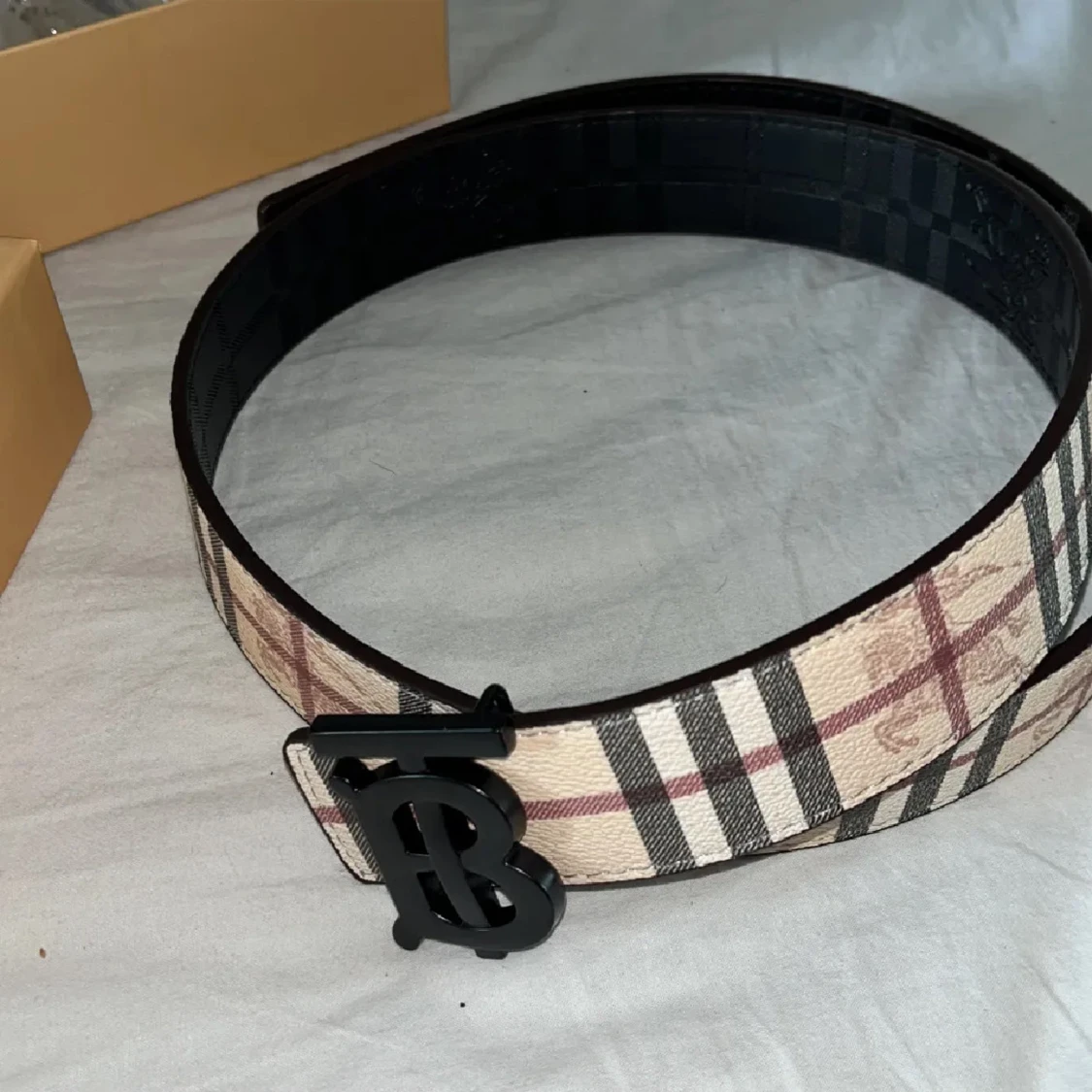 Burberry vändbart skärp med monogram