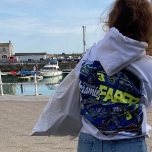 Vit hoodie - Fin hoodie, köpt på en klass resa, har inte använt den på flera år, men den är i bra skick. Trycket på tröjan flagnar inte av och är helt