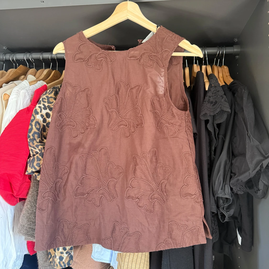 Brun ärmlös blus med broderi